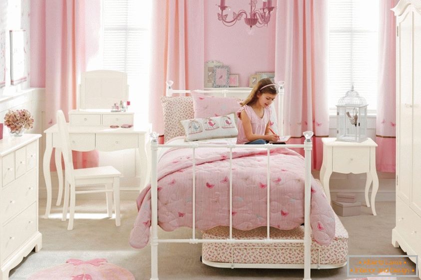 Progettazione di una stanza per bambini in toni rosa