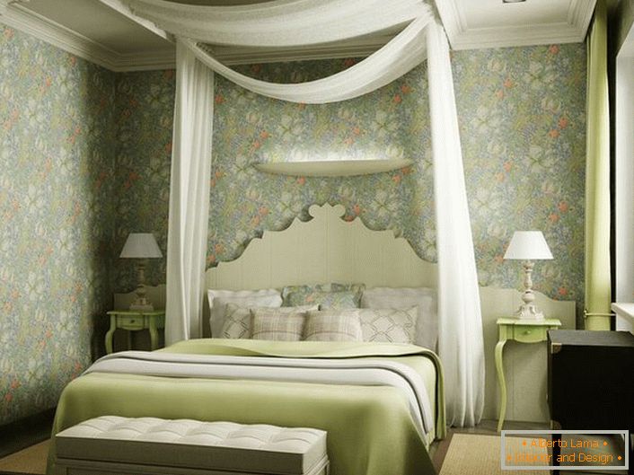Una caratteristica notevole del design della camera da letto era un baldacchino fatto di tessuto bianco traslucido sul letto. Un design leggero e romantico è l'ideale per la camera da letto di una giovane coppia.