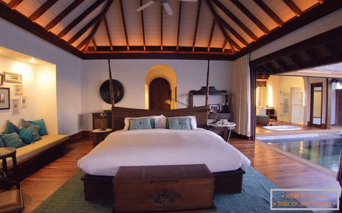 I mobili in legno massello di legno scuro sembrano lussuosi ed eleganti. Il lampadario a soffitto è selezionato nelle migliori tradizioni di stile.