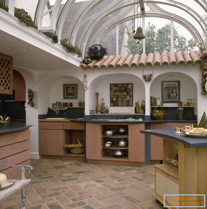 Cucina in stile mediterraneo sotto un tetto in vetro in una casa nel sud Italia.