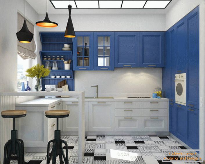 Favorevole negli interni mediterranei sembra anche una combinazione di bianco e blu saturo. Il set da cucina è dotato di un gran numero di mensole e cassetti funzionali e spaziosi.