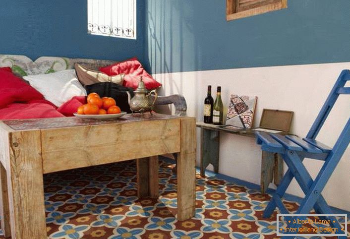 Una soluzione creativa per la sala in stile mediterraneo è un tavolino realizzato in legno grezzo non trattato. 