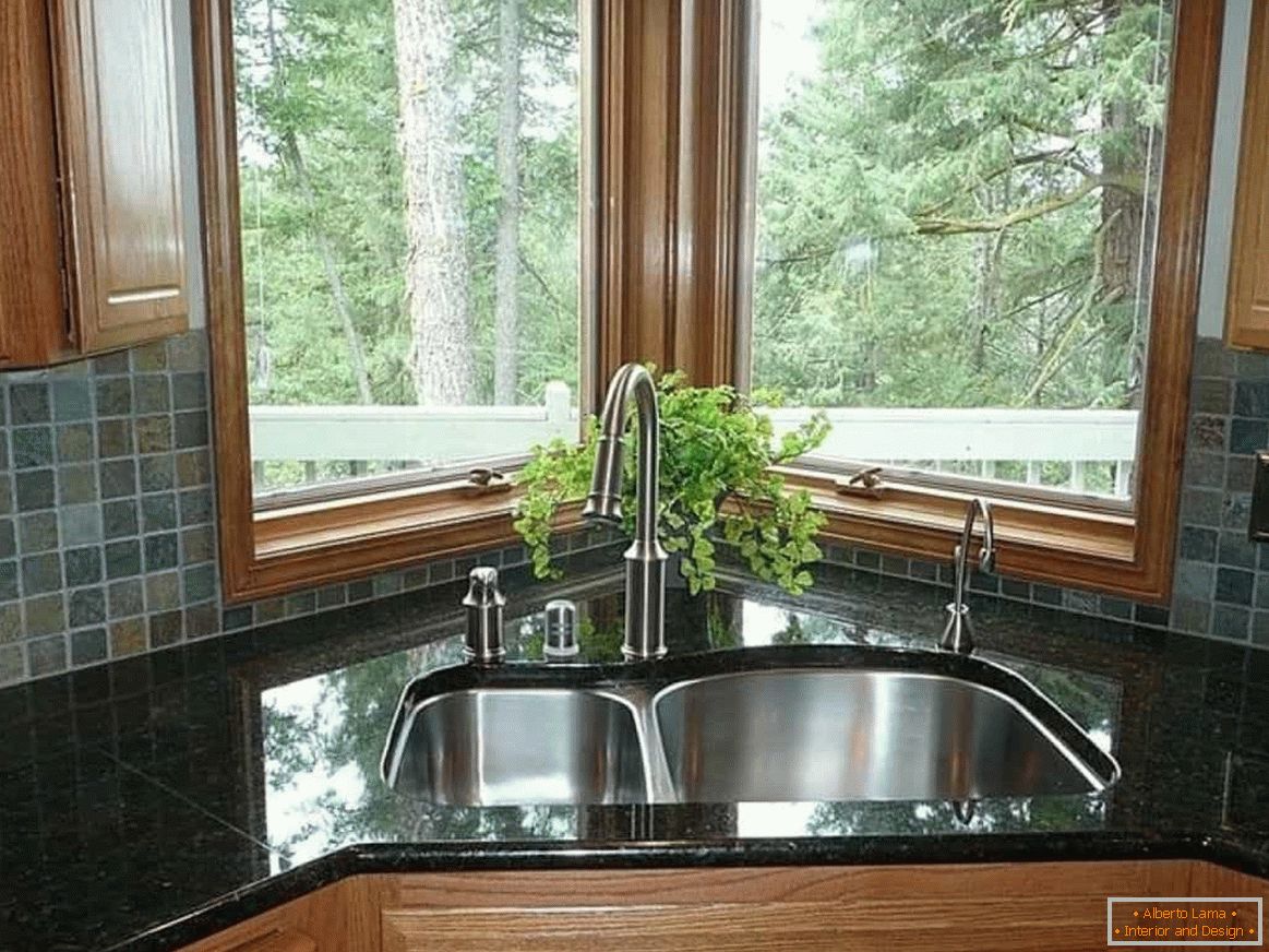 Lavandino angolare in cucina con finestra