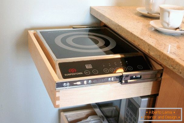 Una stufa elettrica estraibile in una piccola cucina accogliente