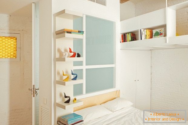 Progetto di mini appartamento: mattoni bianchi nella decorazione della camera da letto
