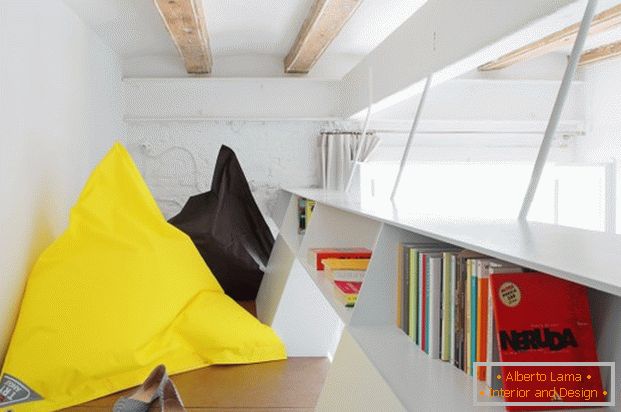Il progetto di un mini appartamento: cuscini luminosi all'interno