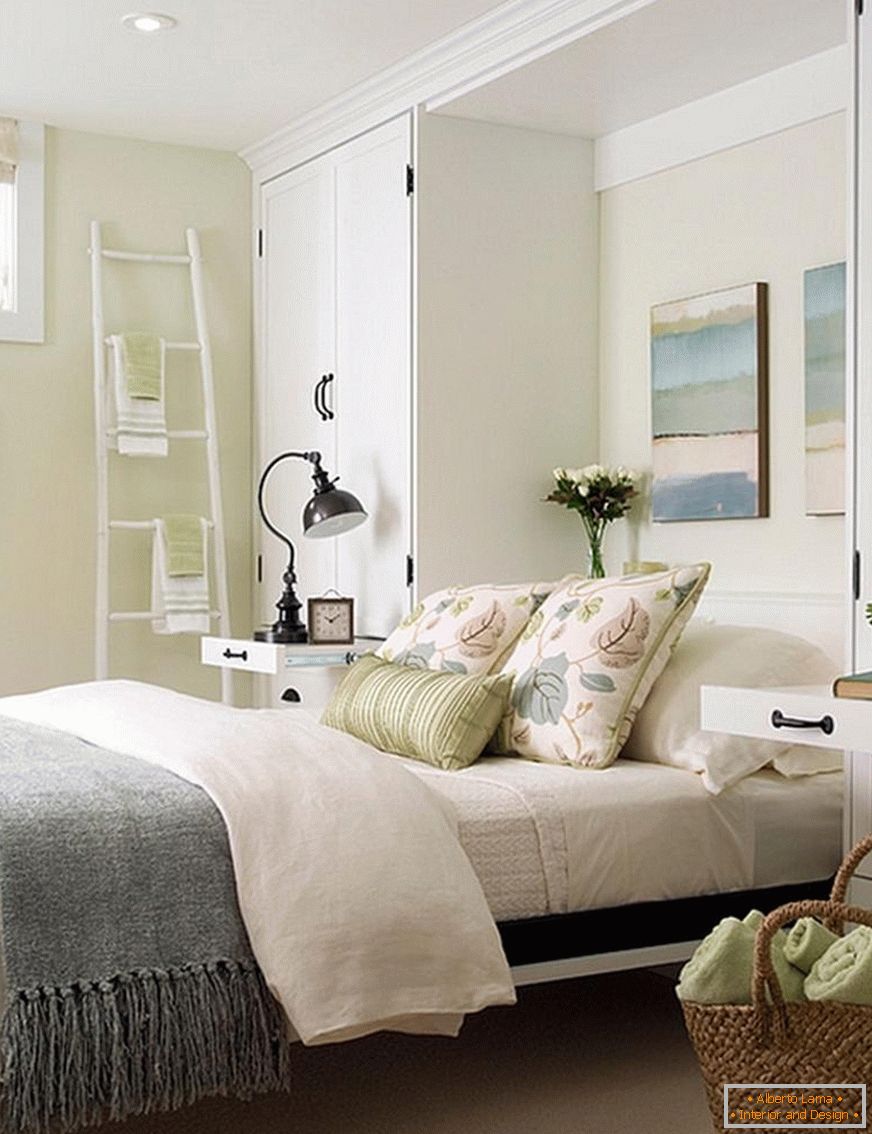 Camera da letto nel seminterrato in colori chiari