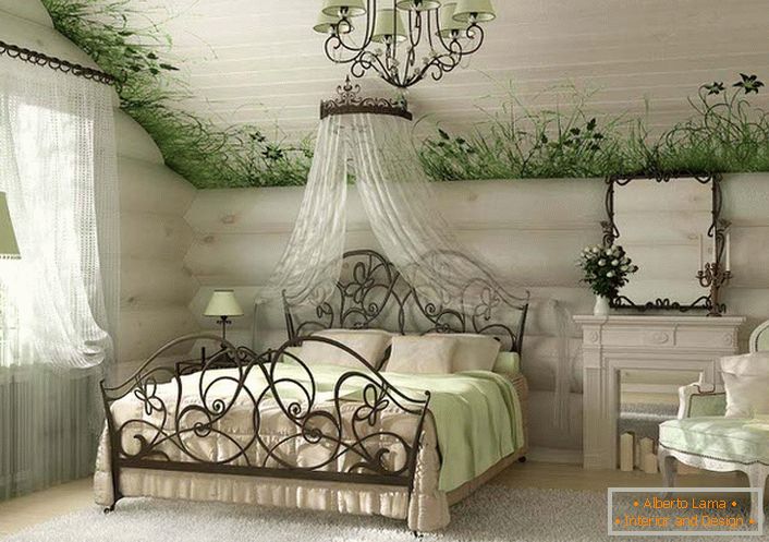 Una camera da letto luminosa e spaziosa in stile country è degna di nota per una speciale finitura del soffitto, lungo la quale è rappresentata la vegetazione fresca con fiori rari.