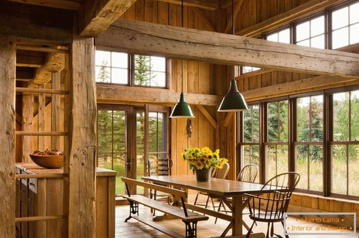 Un'accogliente sala da pranzo in stile country in una grande casa di campagna. Semplicità di registrazione, concetto semplice, materiali naturali di finitura.