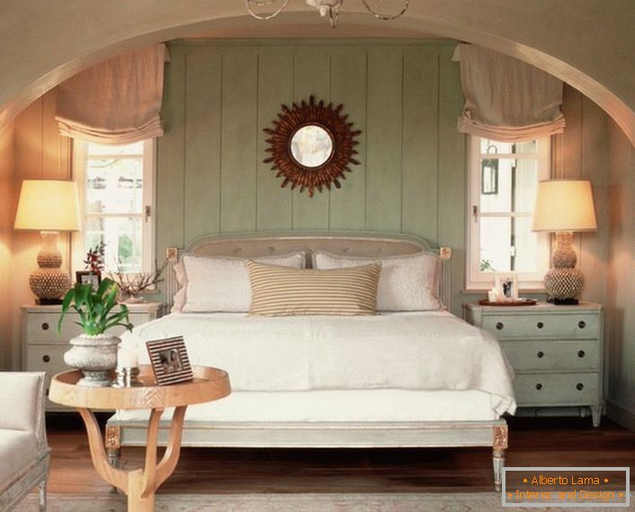 Camera familiare in stile country. Il calore della casa, nel miglior modo possibile, è enfatizzato da un morbido letto volumetrico, coperto di cuscini.