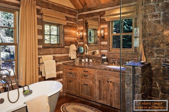 Bagno in campagna in stile country con mobili selezionati correttamente. Un'interessante idea di design è una finestra con una cornice di legno sopra il bagno.