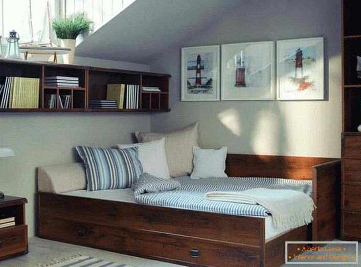 Paese moderno in camera da letto. Mobili funzionali in legno non ingombrano la stanza.