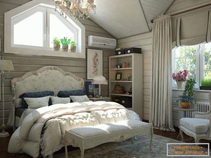 Una camera da letto per gli ospiti al piano attico di una casa di campagna. L'interno nello stile di paese sembra impressionante ed elegante. 