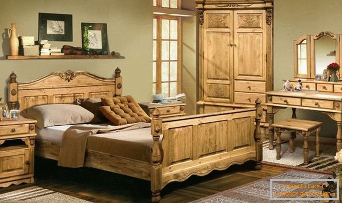 Mobili massicci in legno in stile rustico. Una gamma leggera di legno porta comfort e semplicità nella stanza, il calore del focolare familiare.