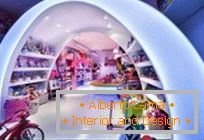 Радужный интерьер в магазине игрушек La storia di Pilar, Барселона