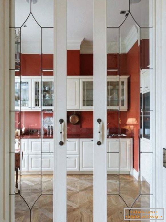 Eleganti porte scorrevoli per cucine in legno con vetro