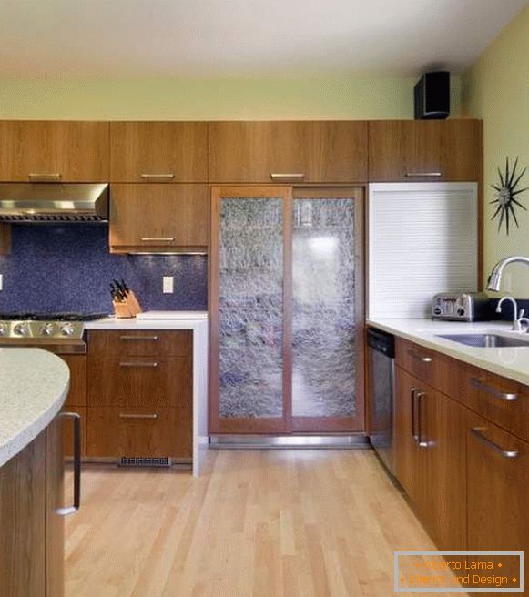 Coupé porta scorrevole in legno in cucina con vetro