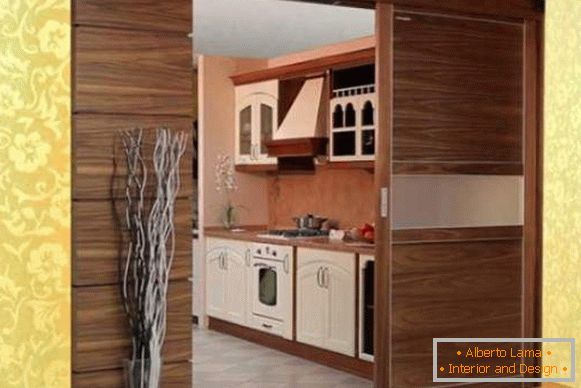 Moderne porte scorrevoli in legno per la cucina - foto nell'interno