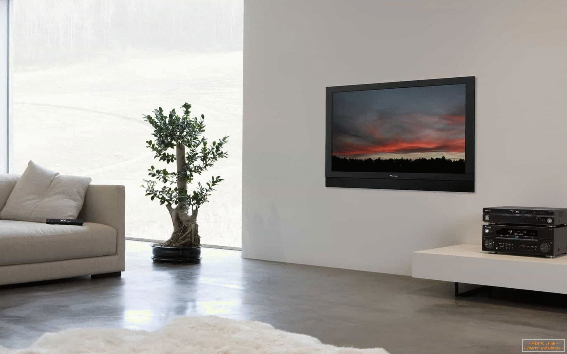 TV sul muro bianco nel soggiorno