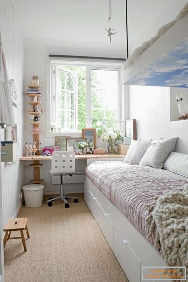 Camera da letto stretta in colore bianco