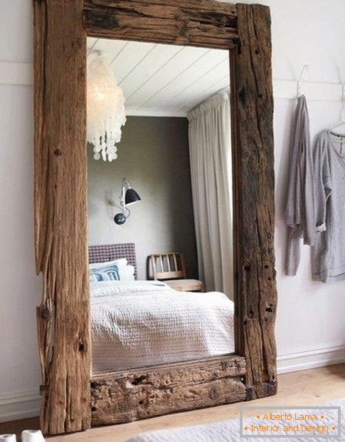 Grande specchio nella camera da letto