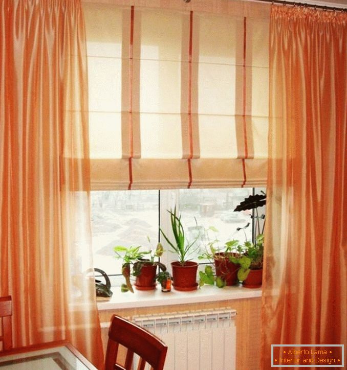 Foto di tende romane per finestre di plastica in cucina