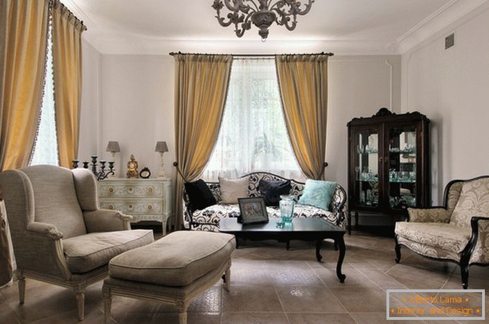 Lo stile francese all'interno della camera degli ospiti sembra rilassato ed elegante. I suoi interni eleganti danno una linea morbida di mobili e un'illuminazione opportunamente selezionata.