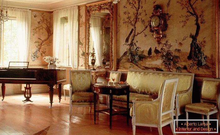 Il lussuoso soggiorno in stile Impero è degno di nota per la decorazione raffinata.Il proprietario della casa, molto probabilmente, ama suonare il piano, che si adatta bene anche al quadro generale degli interni. 