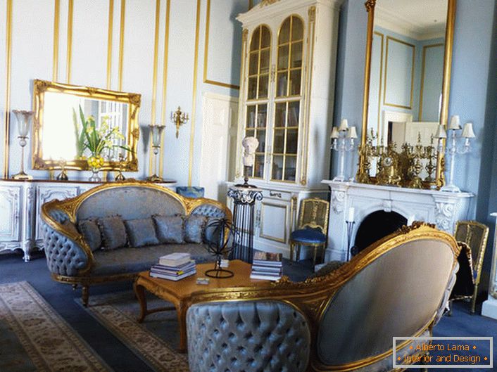 Il soggiorno in stile Impero è realizzato in morbidi colori blu, che si fondono armoniosamente con gli elementi in oro del decor. Specchi per cornici e elementi di mobili intagliati sono realizzati in uno stile unico.