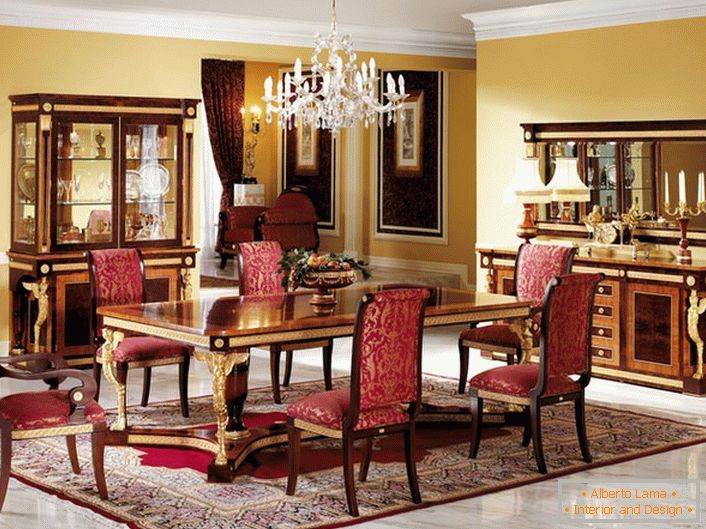 Sala da pranzo lussuosa in stile impero con accenti luminosi di rosso nobile.