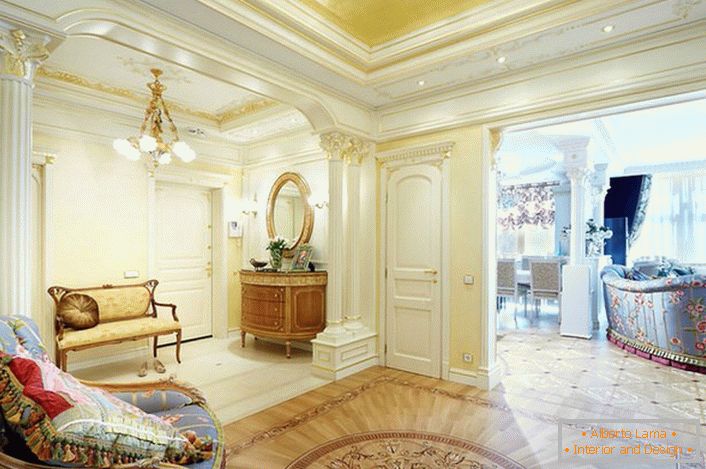 Appartamenti reali in stile impero in un normale appartamento di Mosca.