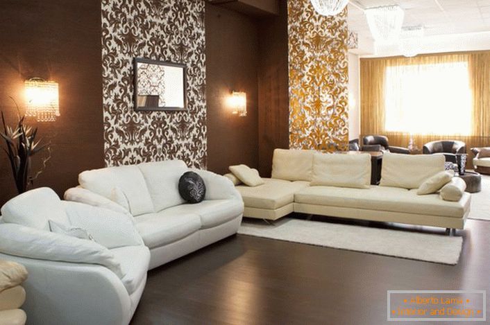 Una combinazione contrastante di marrone scuro e bianco: una soluzione classica per il design della camera degli ospiti in stile Impero.