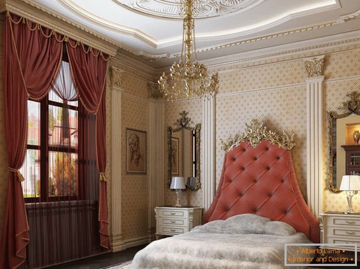 Al centro della composizione del design c'è un letto con una testiera alta, imbottita con tessuto morbido del colore di una rosa tea. 