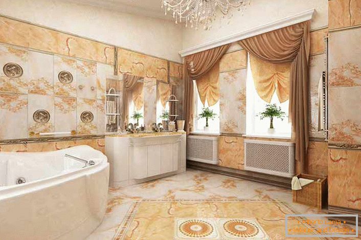 Il colore dell'avorio si combina armoniosamente con le tonalità di arancio brillante del bagno, decorate in stile Impero.
