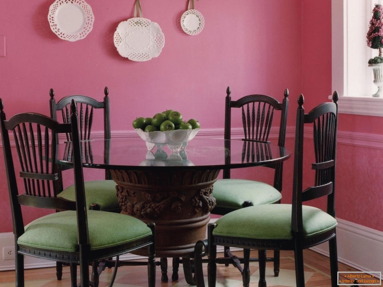 La combinazione di sedie verdi in una sala da pranzo rosa