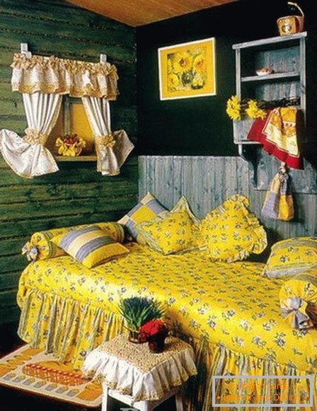 Camera da letto con decorazioni tessili per il design russo