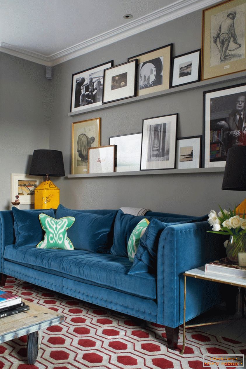Sala grigio scuro con un divano blu brillante