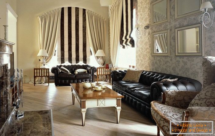 Un esempio di salotto. Il designer del centro degli interni ha sistemato i lussuosi divani in pelle di Chester e li ha battuti con carta da parati chiara. 