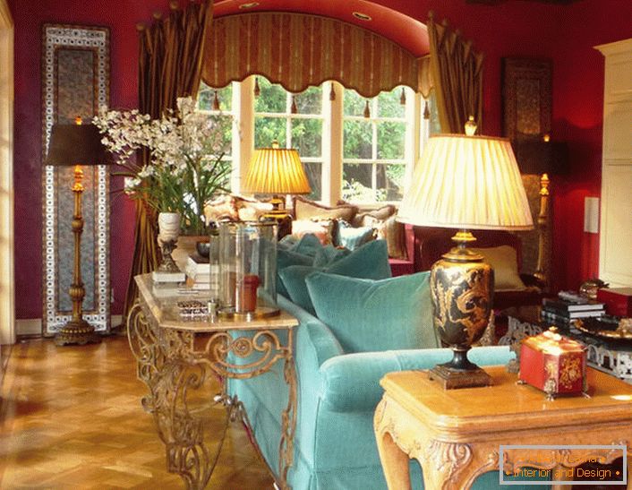 Angolo intimo per una donna. Il boudoir può permettere al proprietario di una stanza meravigliosa di essere incontinente nella tavolozza dei colori e nell'eccessiva saturazione della situazione. 