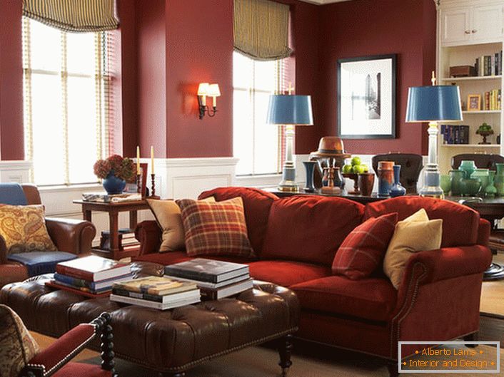 Mobili eleganti in un ampio soggiorno. Incredibile armonia di rosso negli interni tradizionali inglesi. 