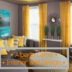 La combinazione di pareti grigie e tende gialle nel soggiorno