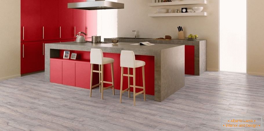La combinazione di pavimenti grigi, pareti beige e mobili rossi in cucina