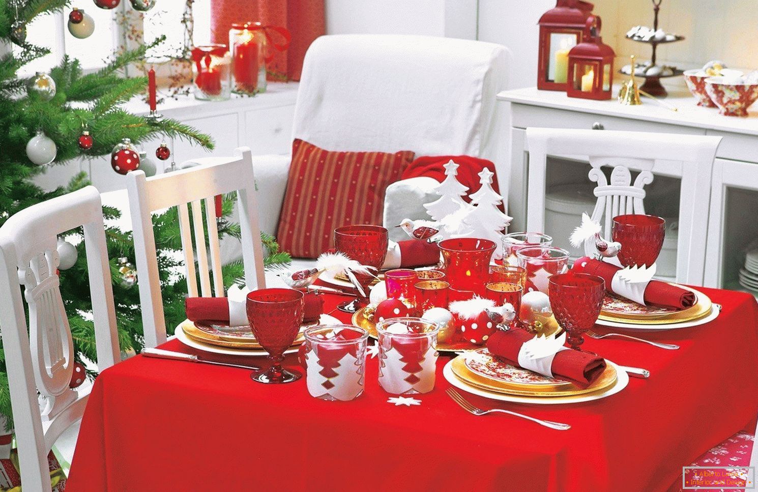 Decorazione del tavolo di Capodanno in colore rosso