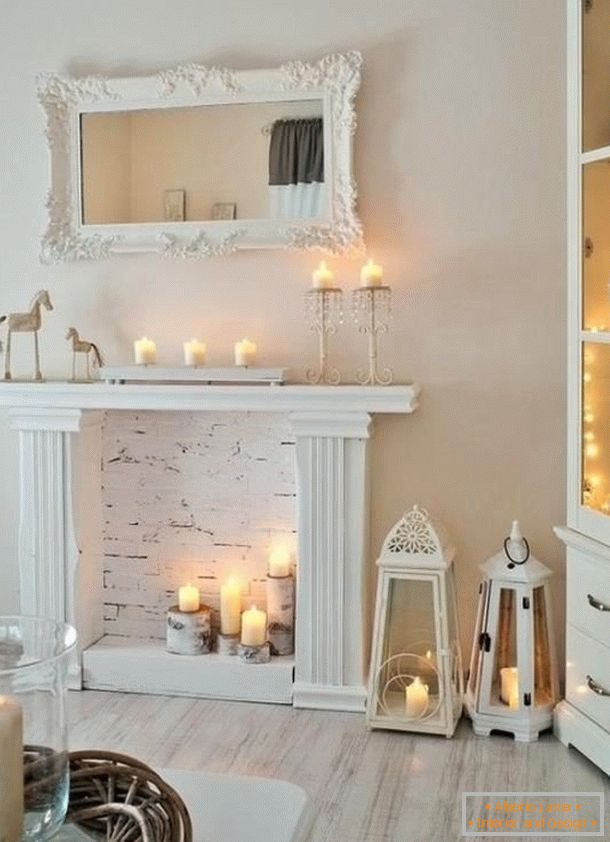 Posizionamento di candele in un caminetto decorativo