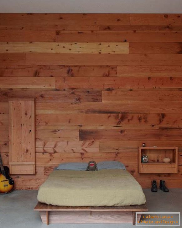 Una camera da letto in stile minimalista, decorata con un albero