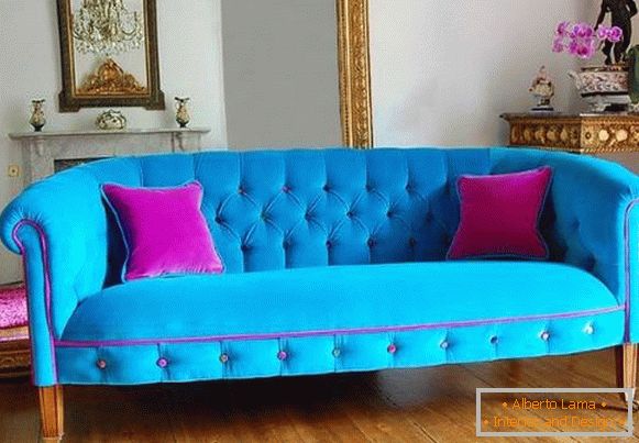 Blu brillante con un divano rosa nel soggiorno