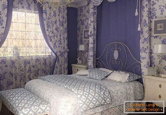 La combinazione di bianco e viola all'interno della camera da letto