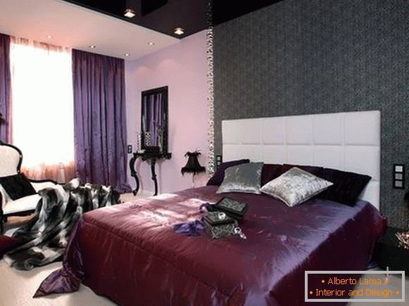 Camera da letto viola con un soffitto teso grigio scuro