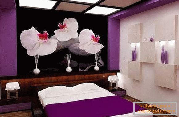 Colore viola brillante e carta da parati nel design della camera da letto