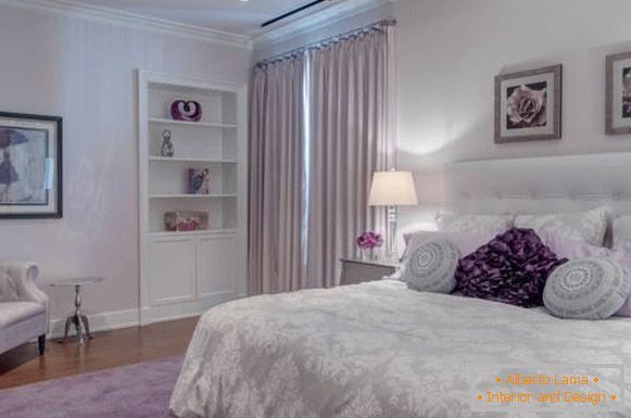Camera da letto in viola con accenti bianchi